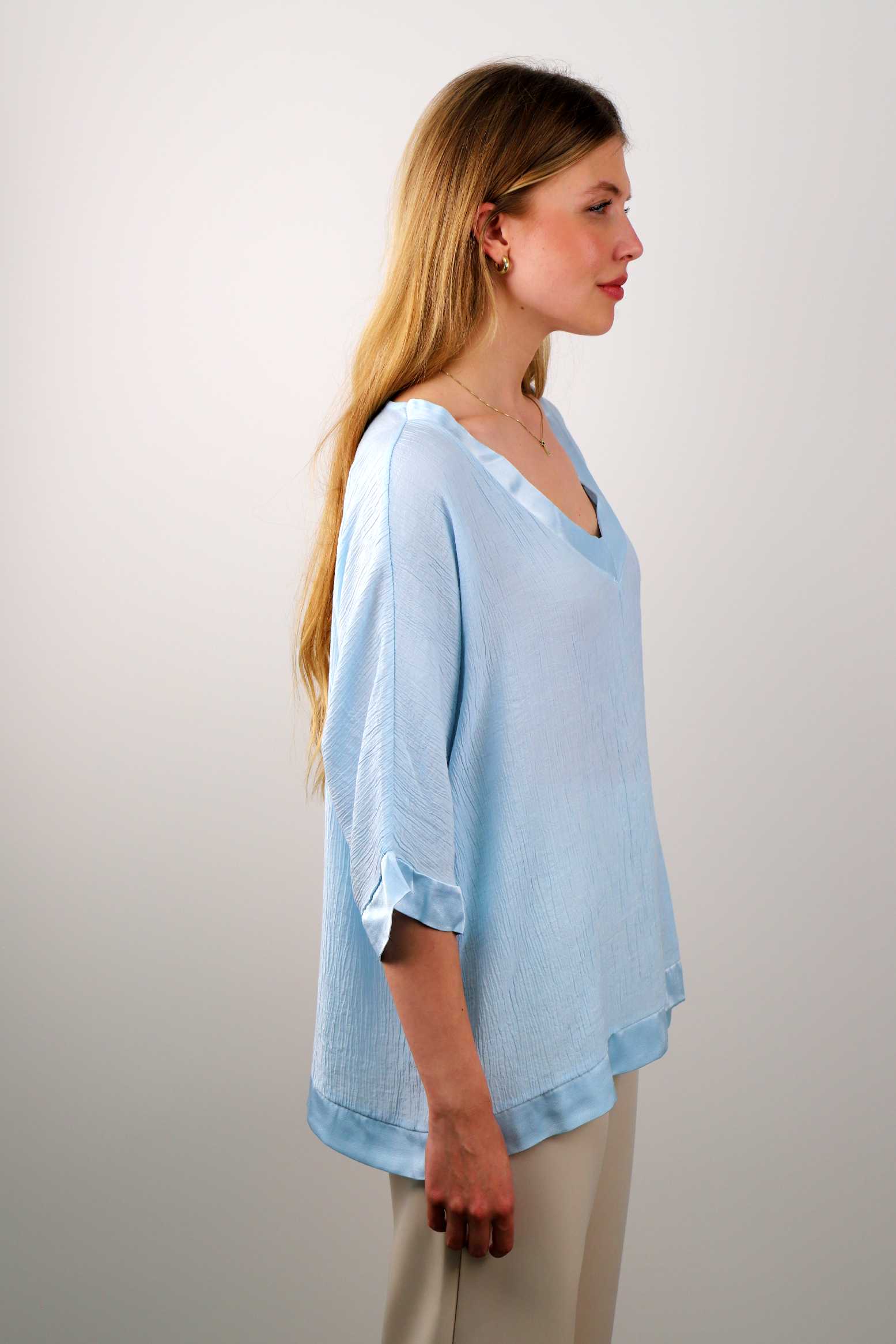 Bluse mit V-Neck- Hellblau