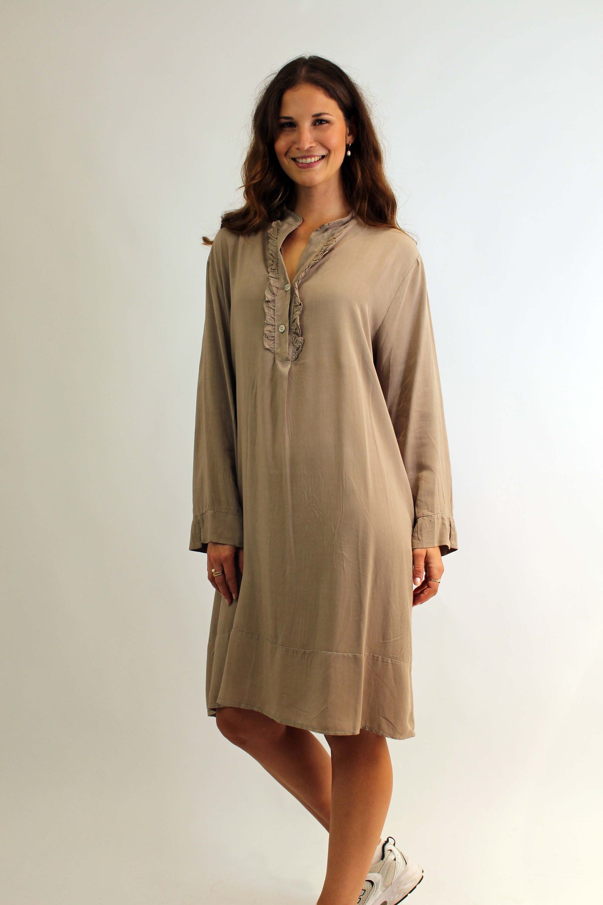 Kleid mit Rüschen - Taupe