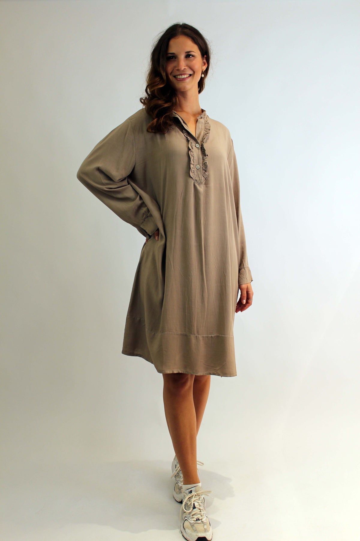 Kleid mit Rüschen - Taupe